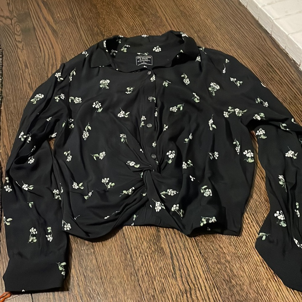Abercrombie & Fitch black floral blouse twist hem